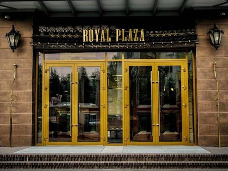 Royal Plaza Hotel Nyeftyejuganszk Kültér fotó